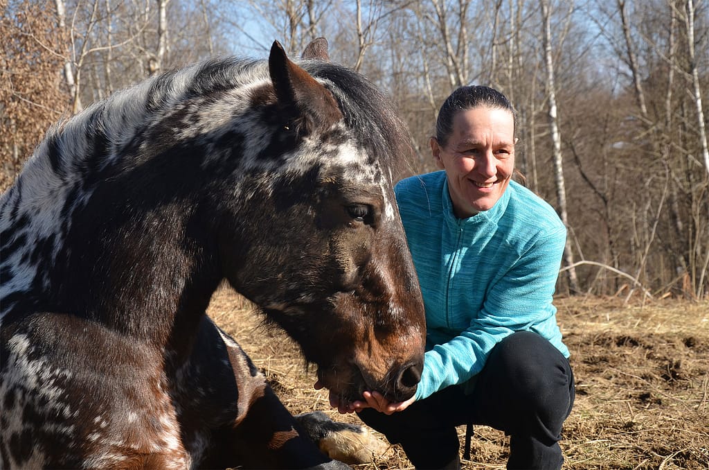 Vedrana Ivčević uz konja i hrani ga jabukom