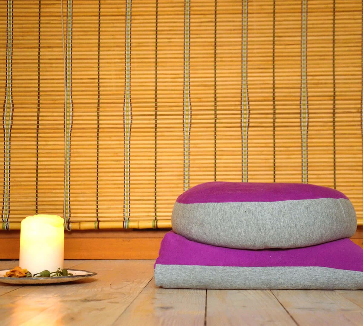 5 elemenata za osobnu transformaciju prikaz radionice, jastuk i mirisna svijeća