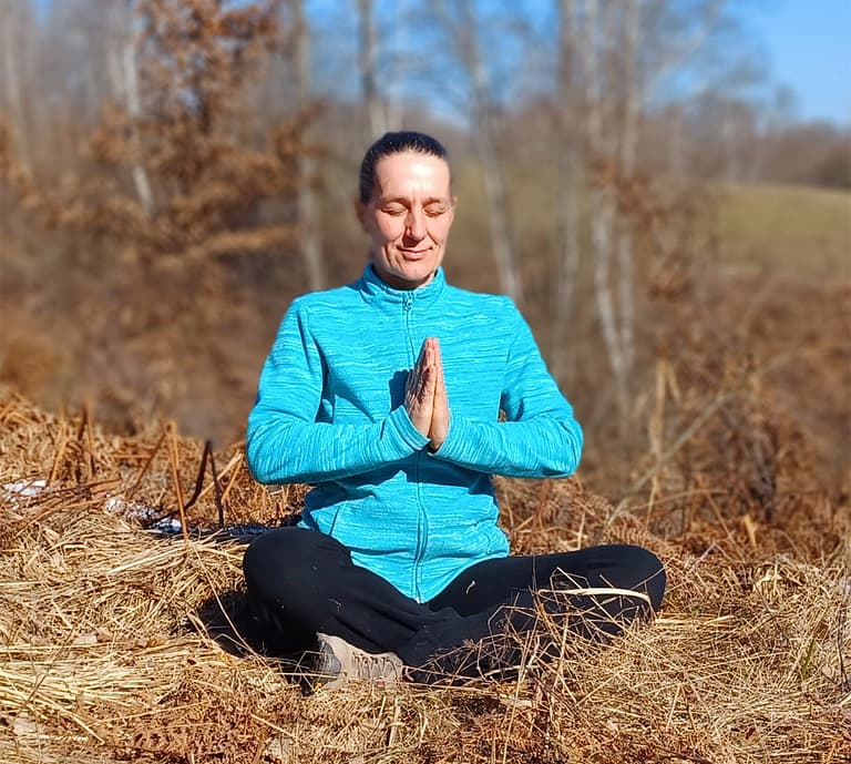 Vedrana Ivčević meditira na jesenskoj livadi.